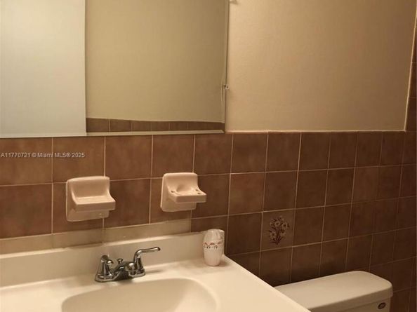 1624 NE 151st St 1624, Miami FL 33162