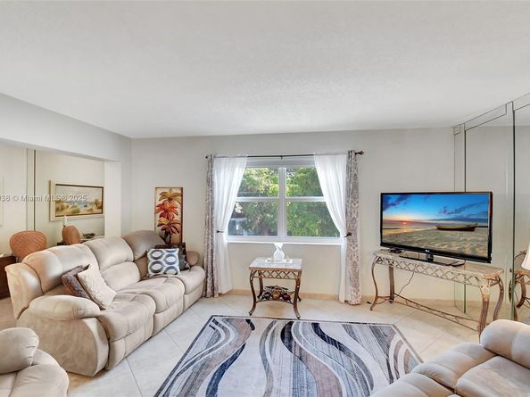 415 NE 2nd St 201, Hallandale Beach FL 33009