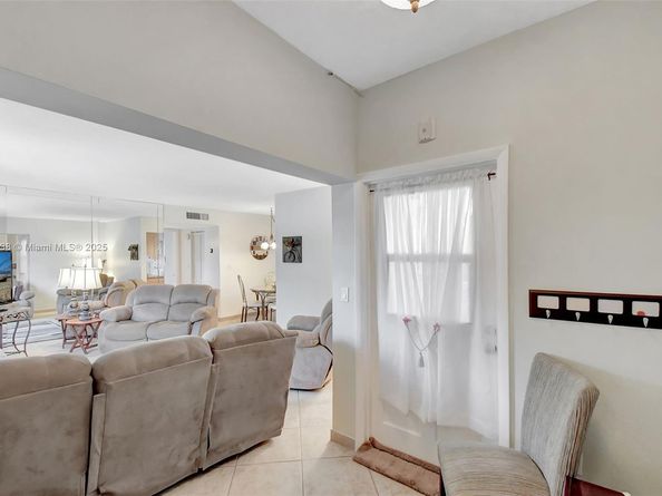 415 NE 2nd St 201, Hallandale Beach FL 33009