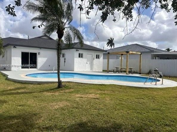 536 NW 7th St, Homestead FL 33030