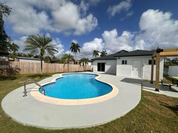 536 NW 7th St, Homestead FL 33030
