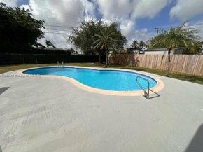 536 NW 7th St, Homestead FL 33030