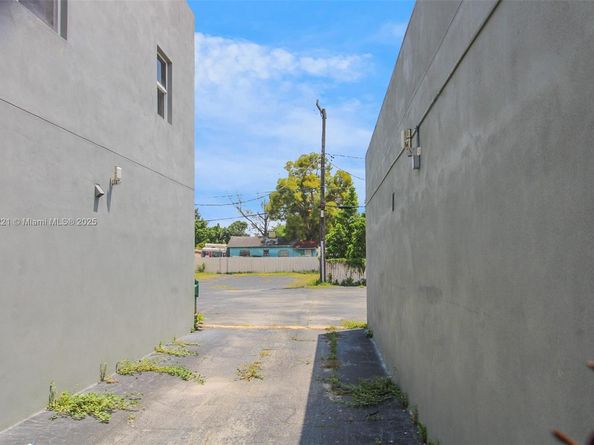 3267 NW 35th St, Miami FL 33142