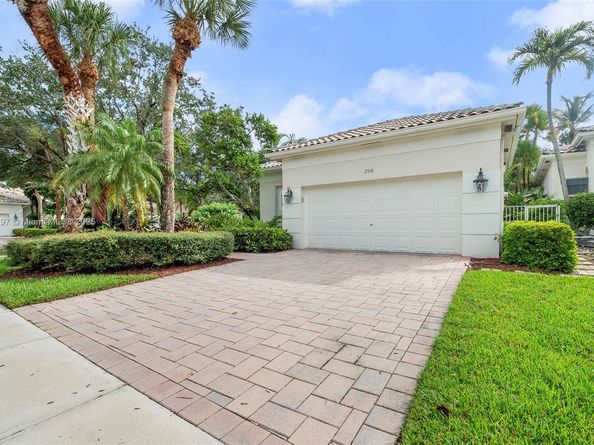 2518 Bay Pointe Ct, Weston FL 33327