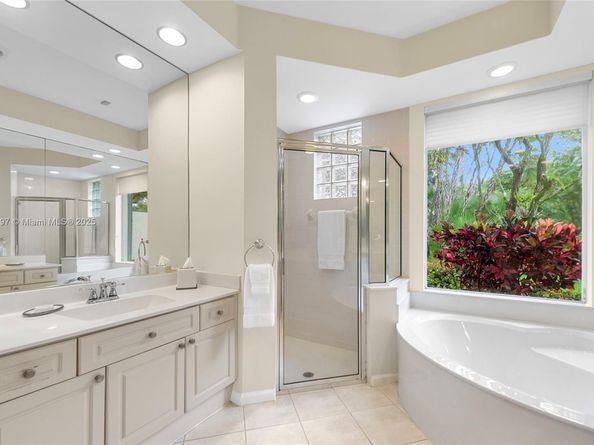 2518 Bay Pointe Ct, Weston FL 33327