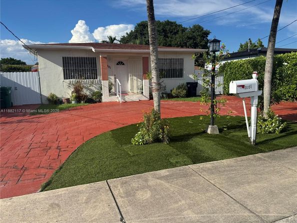 8991 SW 38th St, Miami FL 33165