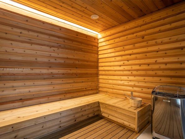 4779 Collins Ave 702, Miami Beach FL 33140