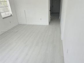 1000 W 28 St 17, Hialeah FL 33010
