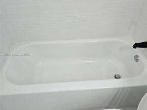 1000 W 28 St 17, Hialeah FL 33010
