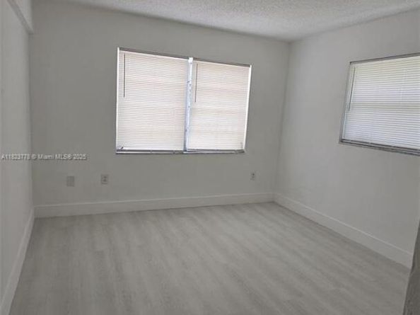 1000 W 28 St 17, Hialeah FL 33010