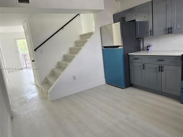 1000 W 28 St 17, Hialeah FL 33010