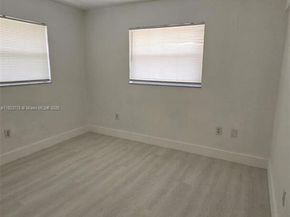 1000 W 28 St 17, Hialeah FL 33010