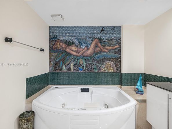 1000 S Pointe Dr 1505, Miami Beach FL 33139
