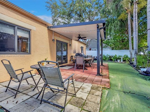 8330 SW 12th St, Pembroke Pines FL 33025