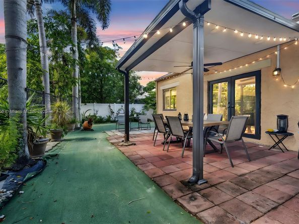 8330 SW 12th St, Pembroke Pines FL 33025