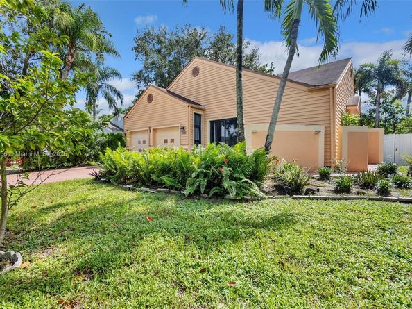8330 SW 12th St, Pembroke Pines FL 33025