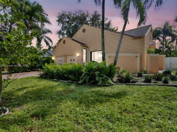 8330 SW 12th St, Pembroke Pines FL 33025