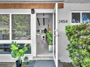 2454 W Nassau Ln