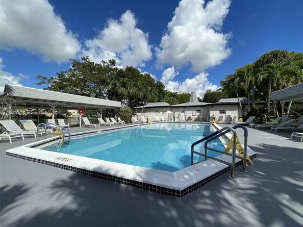 5103 NW 35th St 402, Lauderdale Lakes FL 33319