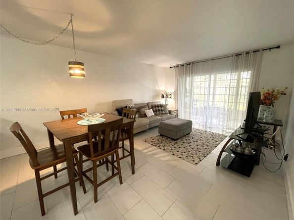 5103 NW 35th St 402, Lauderdale Lakes FL 33319