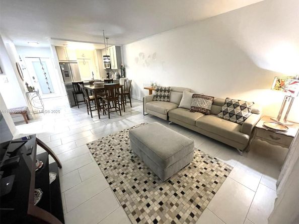 5103 NW 35th St 402, Lauderdale Lakes FL 33319