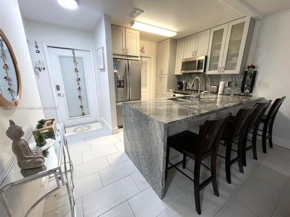 5103 NW 35th St 402, Lauderdale Lakes FL 33319