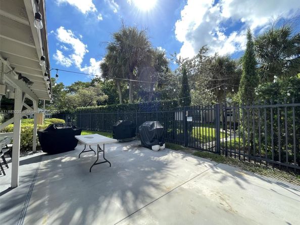 5103 NW 35th St 402, Lauderdale Lakes FL 33319