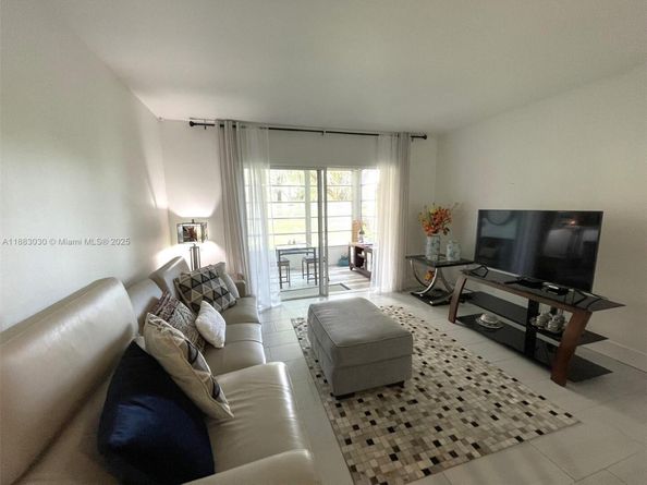 5103 NW 35th St 402, Lauderdale Lakes FL 33319