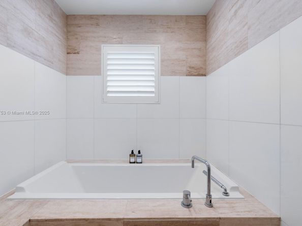 1491 Lincoln Ter 202, Miami Beach FL 33139