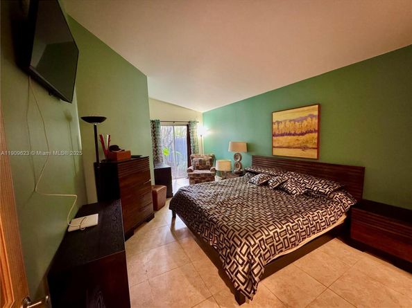 1411 Seagrape Cir, Weston FL 33326