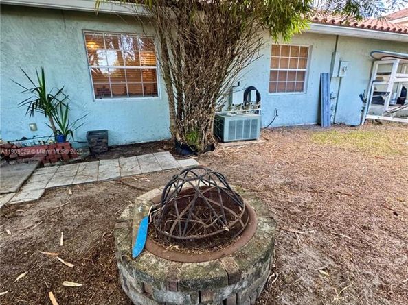 1411 Seagrape Cir, Weston FL 33326