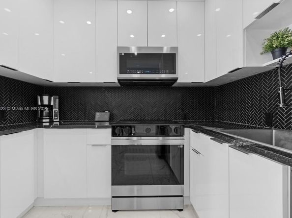 6941 Sheridan St, Hollywood FL 33024