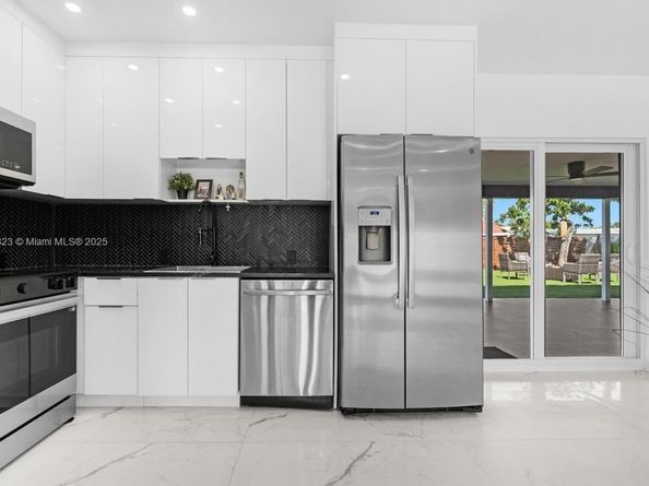 6941 Sheridan St, Hollywood FL 33024