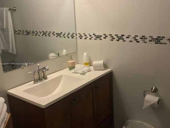 26 Diplomat Pkwy 2233, Hallandale Beach FL 33009