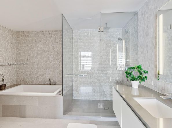 88 SW 7th St 1710, Miami FL 33130