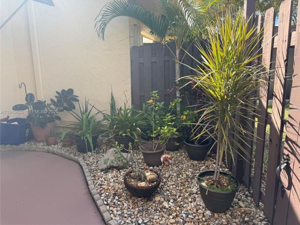 121 Gate Rd 264, Hollywood FL 33024