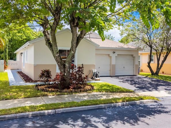 301 NW 207th Ave, Pembroke Pines FL 33029