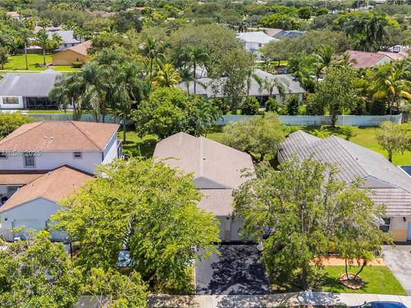 301 NW 207th Ave, Pembroke Pines FL 33029