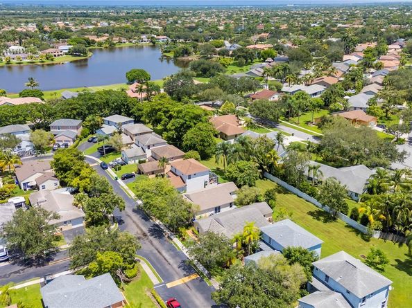 301 NW 207th Ave, Pembroke Pines FL 33029