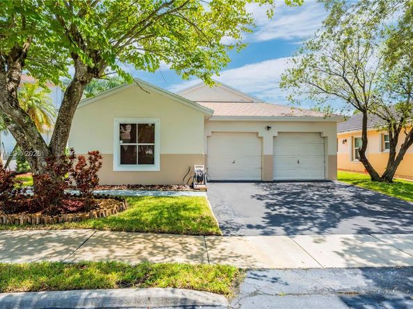 301 NW 207th Ave, Pembroke Pines FL 33029