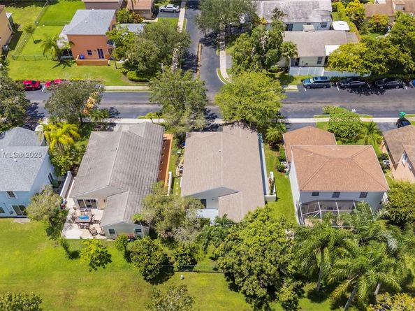 301 NW 207th Ave, Pembroke Pines FL 33029