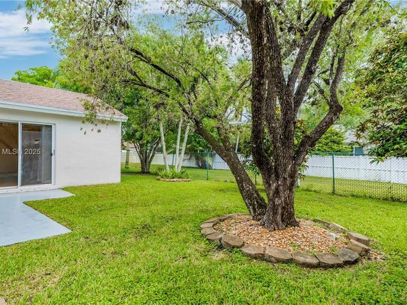 301 NW 207th Ave, Pembroke Pines FL 33029