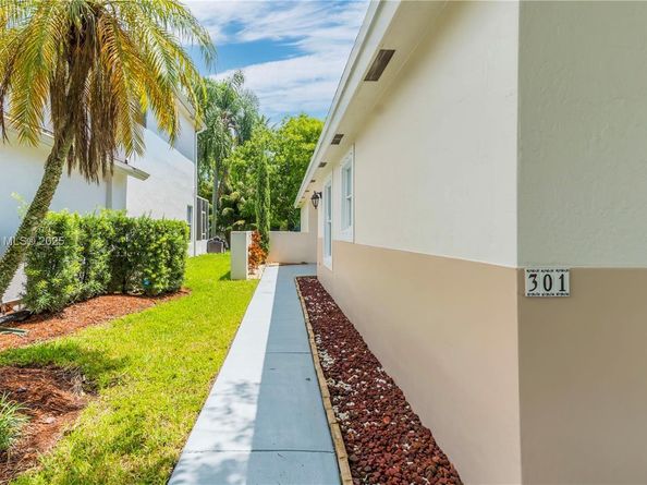 301 NW 207th Ave, Pembroke Pines FL 33029