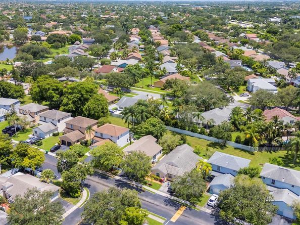 301 NW 207th Ave, Pembroke Pines FL 33029