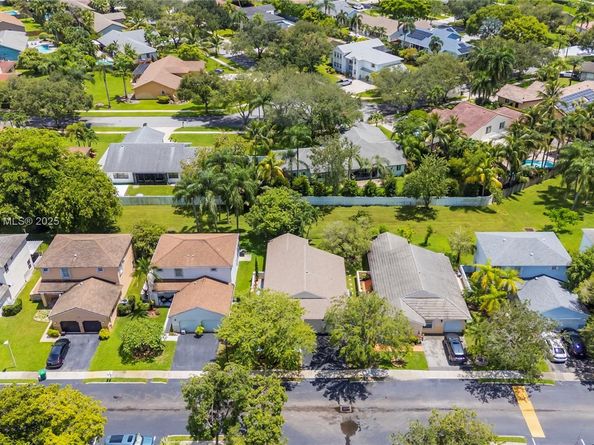 301 NW 207th Ave, Pembroke Pines FL 33029