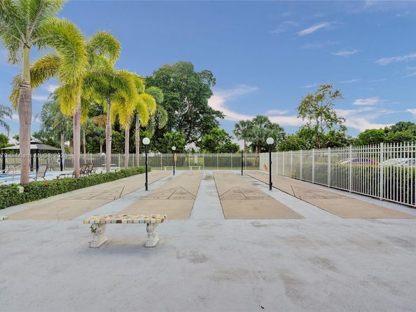 1100 Hillcrest Ct 302, Hollywood FL 33021