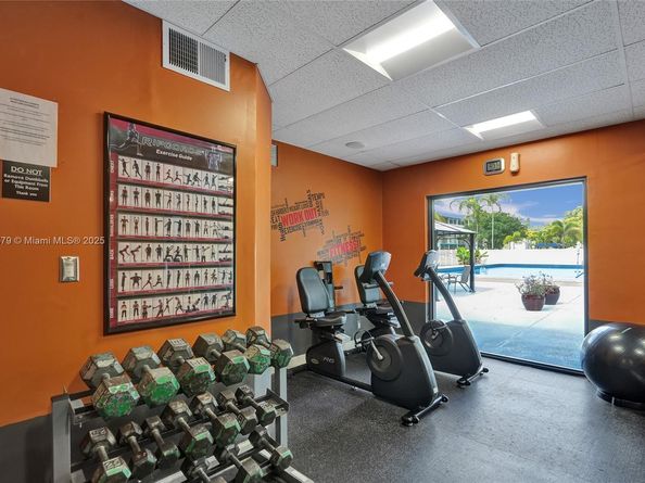 1100 Hillcrest Ct 302, Hollywood FL 33021