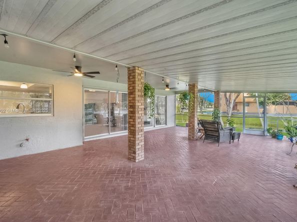 1245 NW 92nd Ave, Pembroke Pines FL 33024