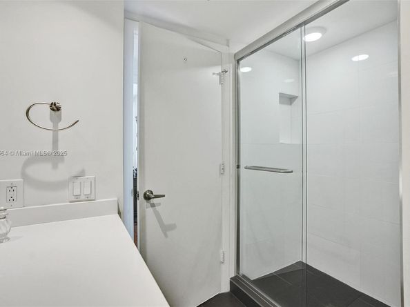 3610 Yacht Club Dr 909, Aventura FL 33180