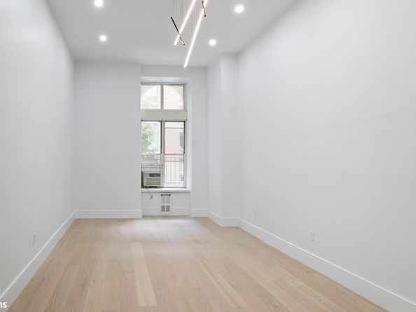 23 Waverly Place 2Y, New York NY 10003